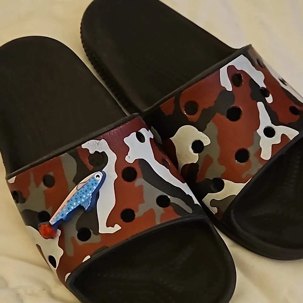 CROCS Men's Camouflage Sandals Size 6